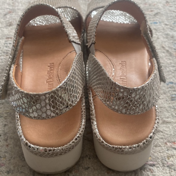 L’Amour des pieds Abrilla Slingback Platform 
Silver/ gold snake print  size 8.5 - Picture 7 of 7